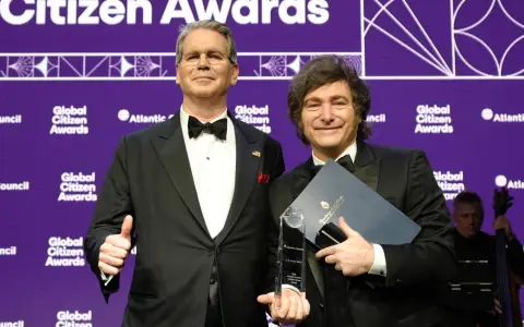 El presidente Javier Milei recibió el premio ciudadano global 2025 del Atlantic Council, entregado por el secretario del Tesoro de los Estados Unidos