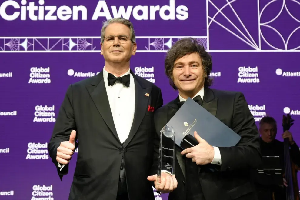 El presidente Javier Milei recibió el premio ciudadano global 2025 del Atlantic Council, entregado por el secretario del Tesoro de los Estados Unidos