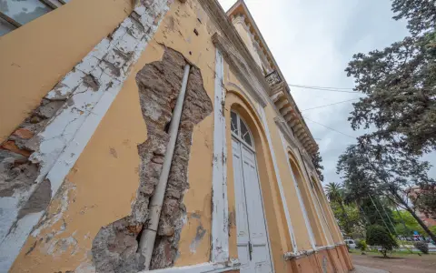 Grietas y daños estructurales en la Casa del Poder Legislativo comprometen la seguridad del histórico edificio. Foto: Javier Corbalán