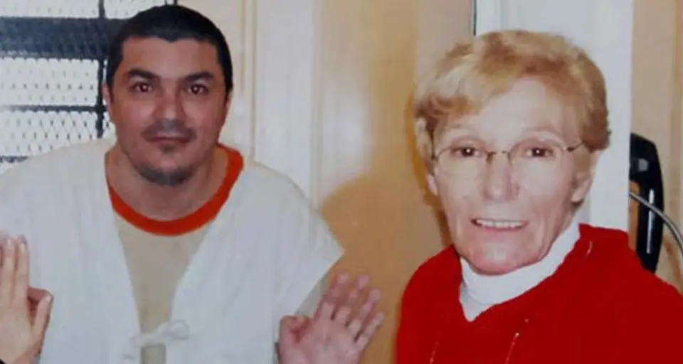 Víctor Saldaño y su madre