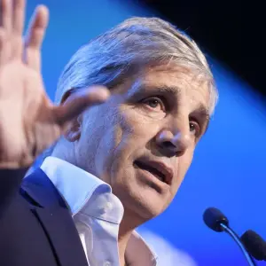 Pichetto vs. Caputo: cruce por la importación de autos chinos y la política exterior