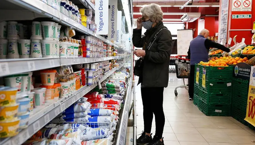 Consumidores comparan precios
