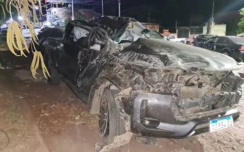 La Toyota Hilux volcada que era conducida por el profugo.