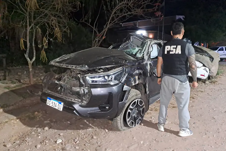 La camioneta volcada.