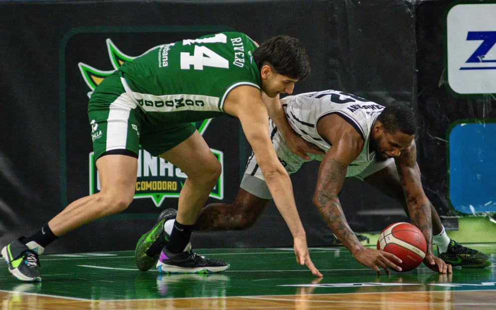 Carlos Rivero en accion defensiva