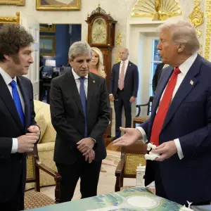 Después de las afirmaciones de Trump acerca de los límites de su ayuda, Luis Caputo salió a explicarlo