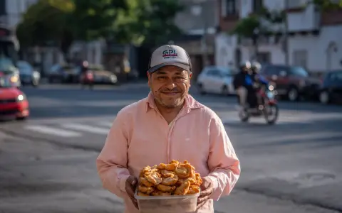 Nelson Pastelito vendedor de la calle