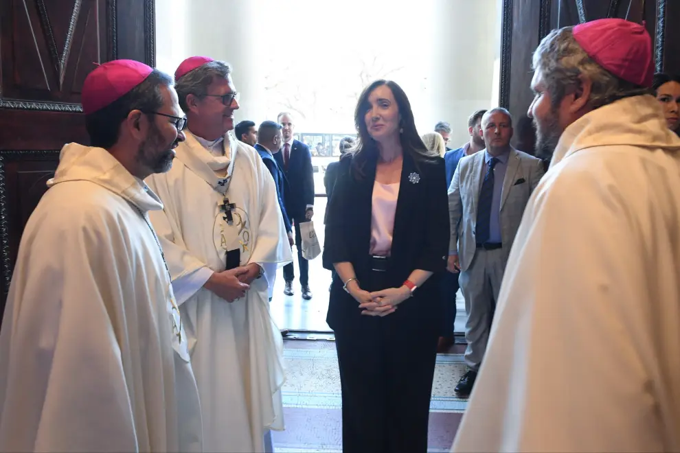 victoria villarruel junto a miembros de la iglesia
