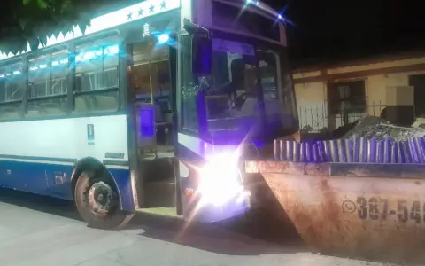 Colectivo choco contra un contenedor