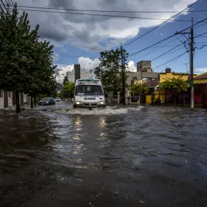 Salta bajo el agua: El drama detrás de cada lluvia de verano