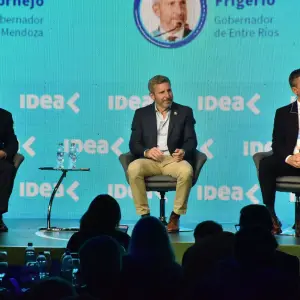 Inquietos, los gobernadores "con peluca" piden que el oficialismo amplíe su base política