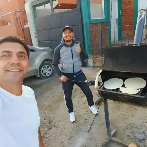 Gustavo Soriano, el salteño que conquista Comodoro Rivadavia con sus tortillas a la parrilla