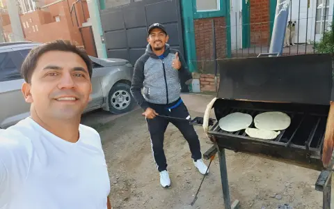 Salteño que hace furor en Comodoro Rivadavia con tortillas a la parrilla