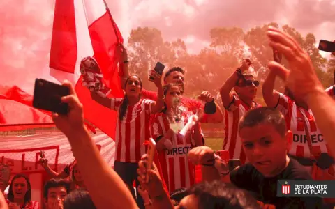 Hinchas de Estudiantes palpitan el clásico de La Plata.