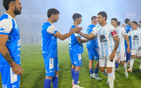 El saludo protocolar de Gimnasia, con el capitán Ivo Chaves a la cabeza, con el plantel de Estudiantes de Río Cuarto.