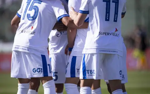 Vélez es escolta del líder y pelea el campeonato tras vencer a Sarmiento.