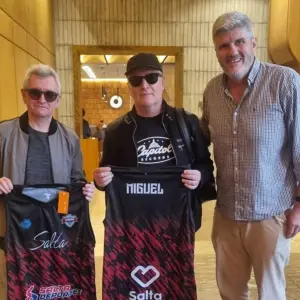 Miguel Mateos, referente del rock nacional, recibió una camiseta de Salta Basket