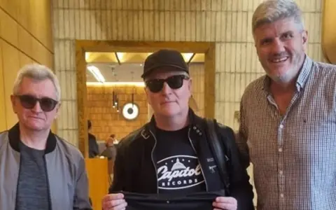 Los hermanos mateos con Luis Lenti.