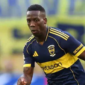 Luis Advíncula le dijo adiós a Boca y se va jugar al club del que es hincha