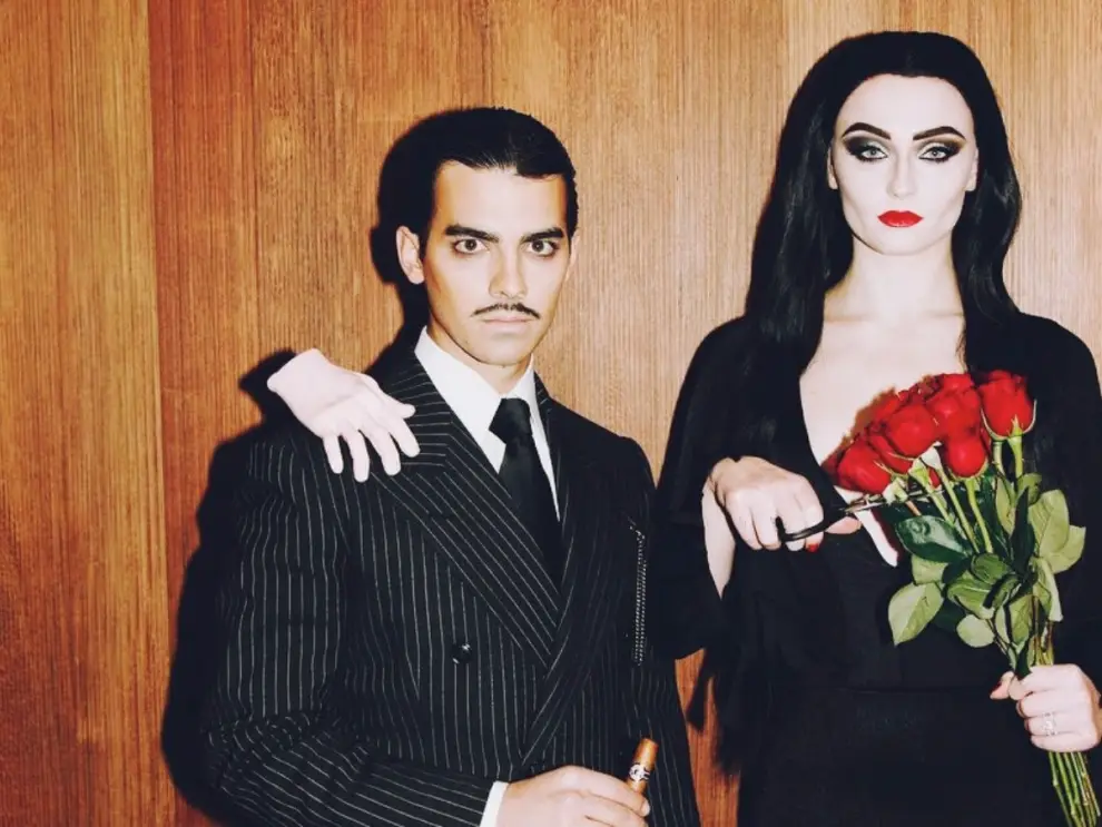 Joe Jonas y Sophie Turner como los locos Adams, la ex pareja y un disfraz icónico.