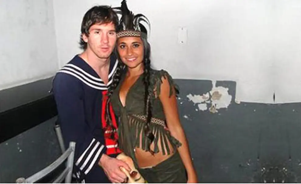Messi como el Quico y Antonella como Pocahontas