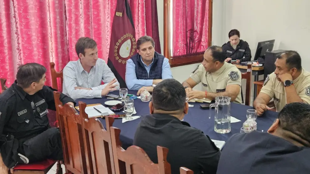 Funcionarios reunidos con vistas a las elecciones del domingo.