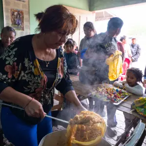 Una mujer que lucha contra el hambre y la desigualdad desde las entrañas de un basural