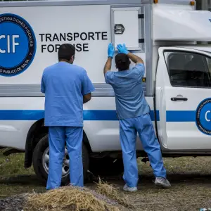 Femicidio en Colonia Santa Rosa: Una mujer murió tras recibir un disparo y detuvieron a su pareja