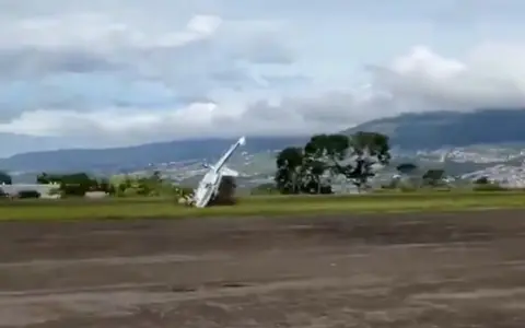 La avioneta que cayo y arrojo dos muertes.