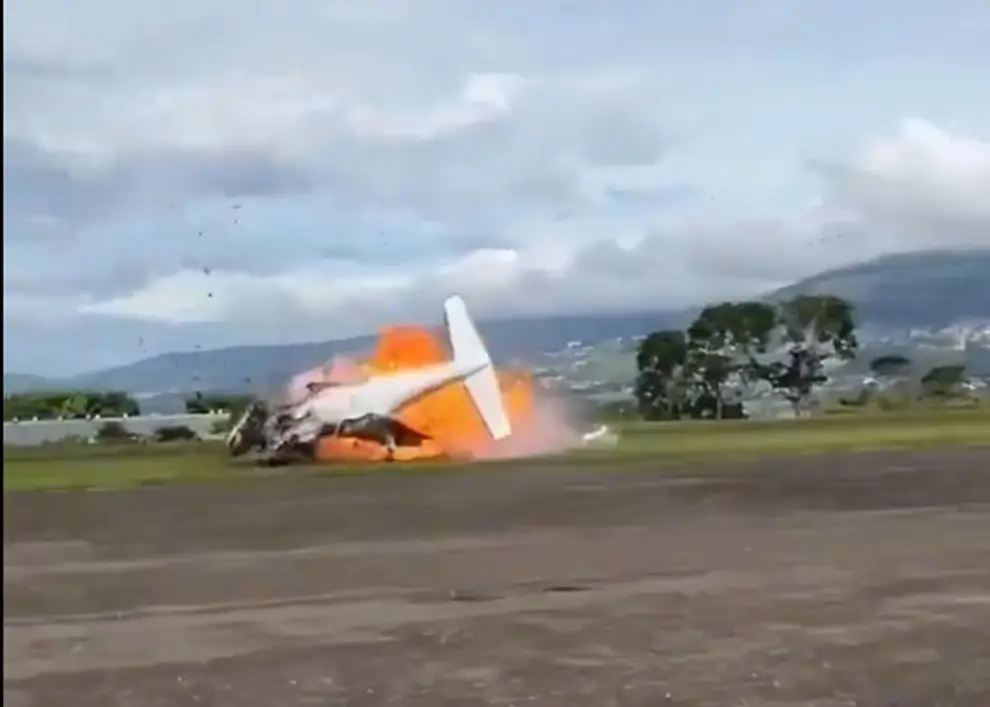 Tras caer la aeronave se prende fuego.