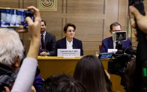 La directora del museo frances frente a los senadores y la prensa.
