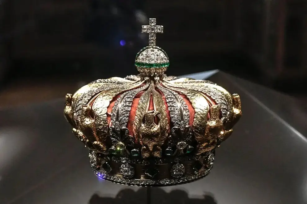 La corona que se cayo cuando los ladrones huían.