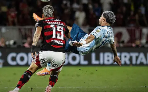 En la ida, Racing lucho y buscó hasta el final.