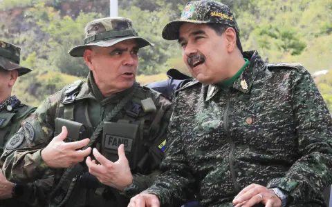 Nicolás Maduro y el ministro de Defensa venezolano, Vladimir Padrino Lopez, 