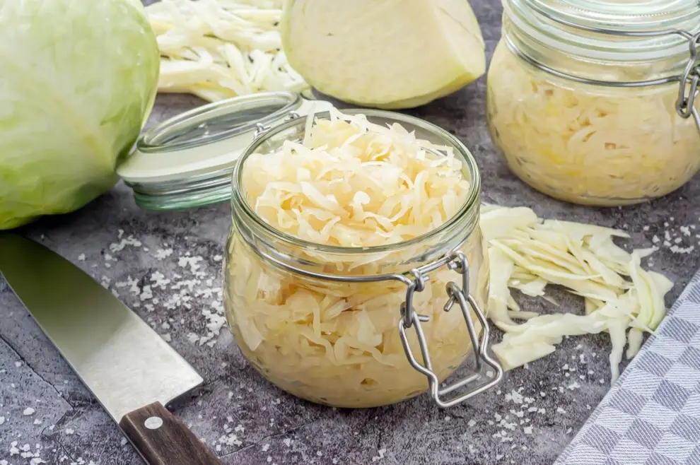Chucrut, un alimento fermentado a base de repollo blanco finamente cortado y salado