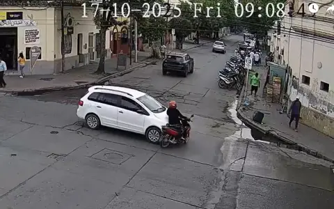 El momento del impacto entre el auto y la moto.