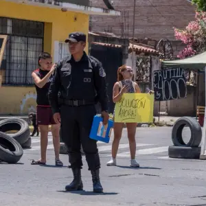 Hartos de la falta de soluciones, vecinos de plaza Gurruchaga cortaron la calle
