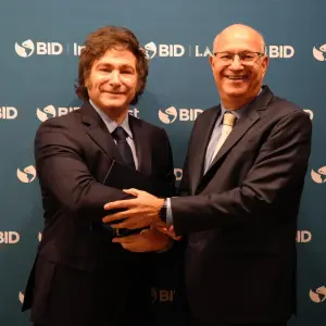 Milei le pide prestado al BID para "modernizar" la atención de la salud de los jubilados