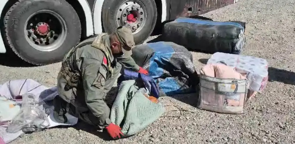 Gendarme descubre la droga envuelta en colchas.