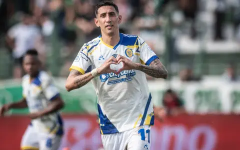 Ángel Di María y su particular festejo formando un corazón, tras convertir el gol de penal del canalla.  
