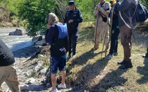 Momento del hallazgo en el río Arenales.