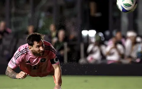 Genial palomita de Leo Messi para abrir el marcador.