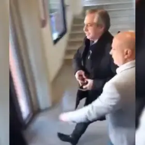 La "accidentada" votación de Alberto Fernández: golpeó una puerta y se fue corriendo