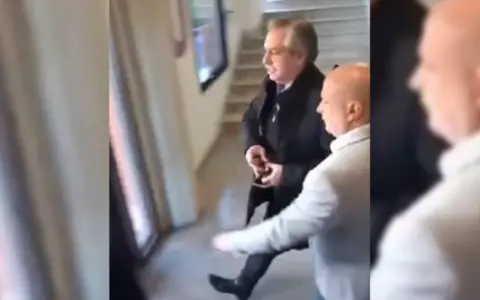 Alberto Fernández votó y huyó.