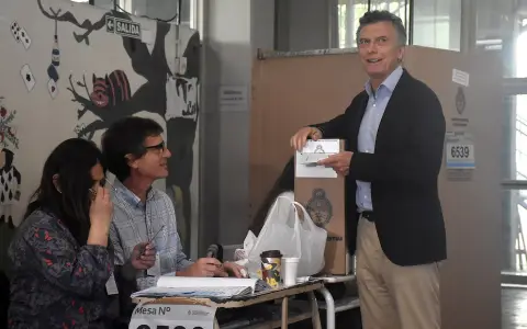 Mauricio Macri sufragando.