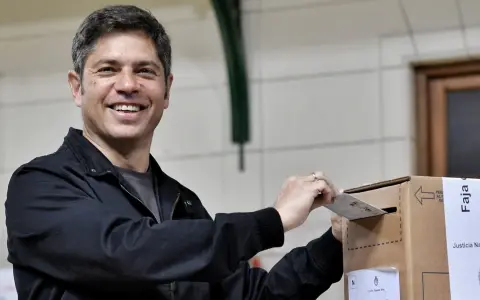 Axel Kicillof se dedicó a hacer "sociales" tras emitir su voto.