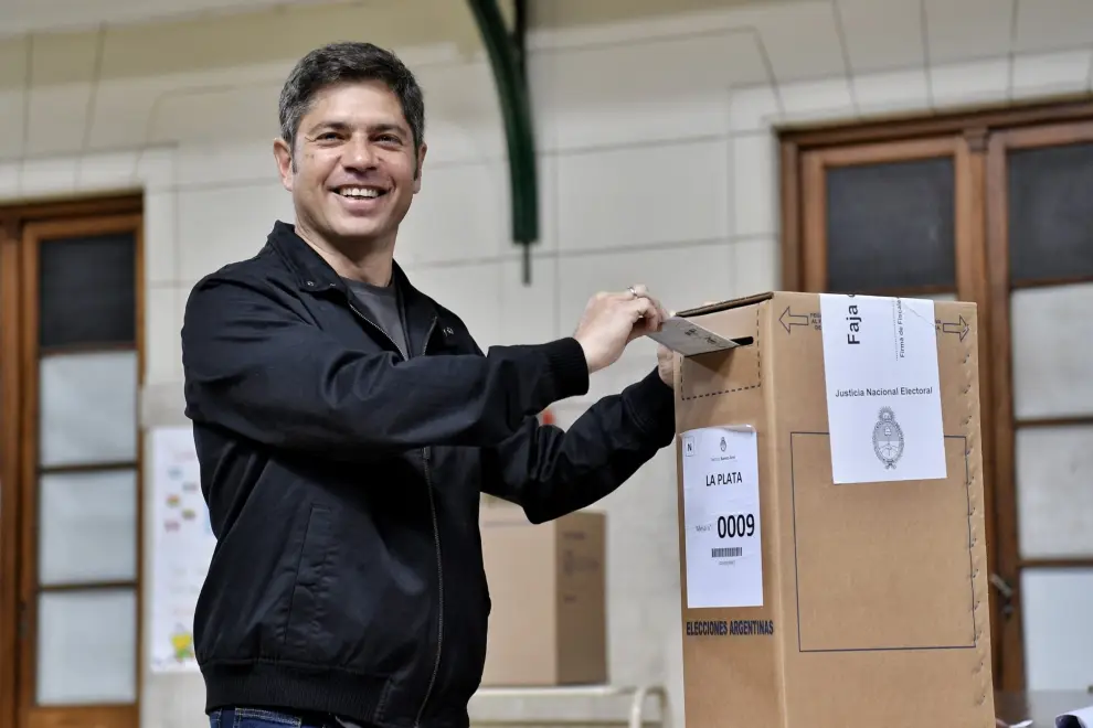 Axel Kicillof se dedicó a hacer "sociales" tras emitir su voto.