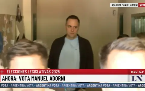 Manuel Adorni, con cara de pocos amigos.