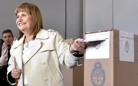 Patricia Bullrich introduce su boleta en la urna.