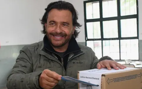 Gobernador Gustavo Sáenz emitiendo su voto